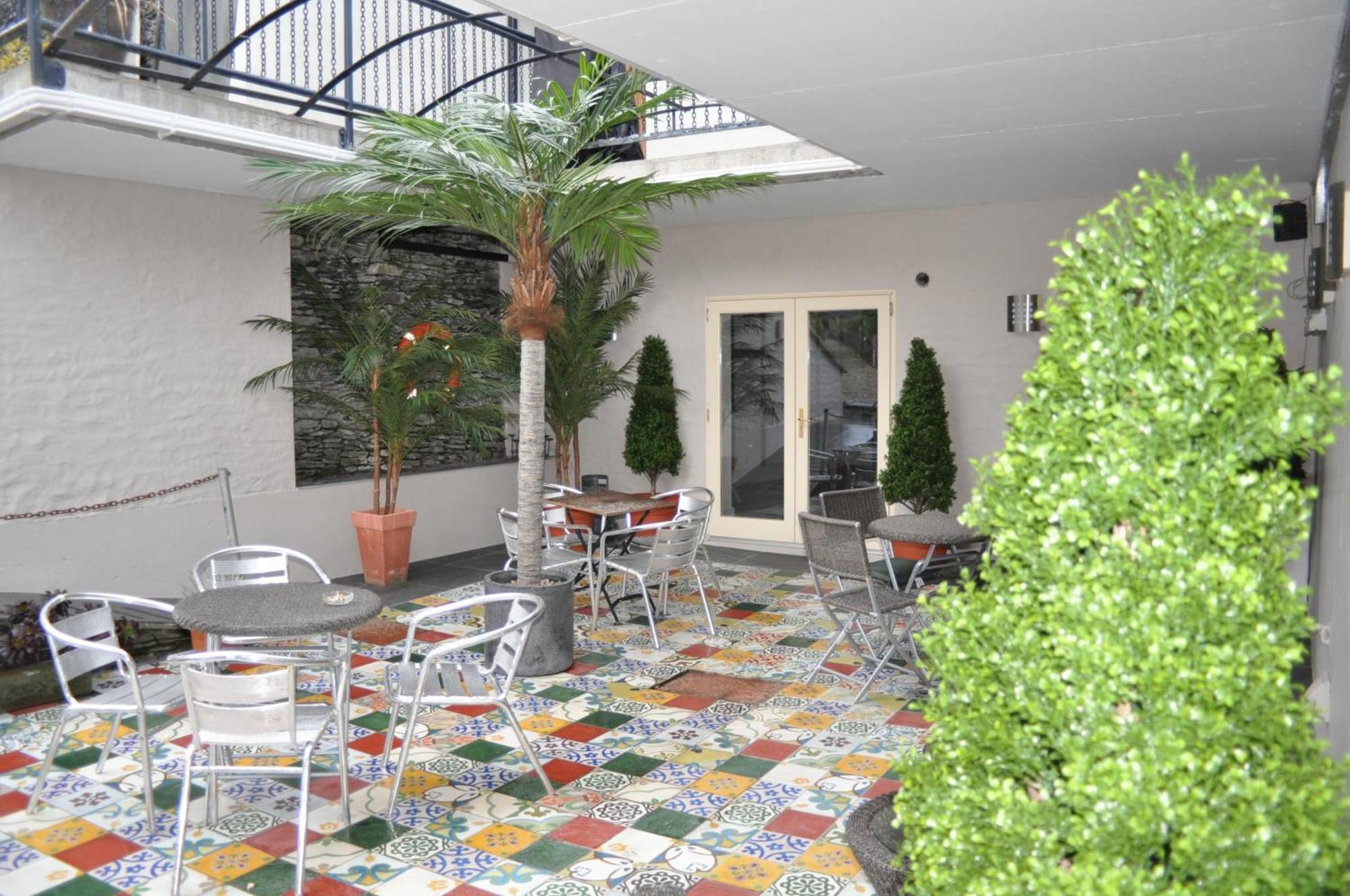 Quinlan & Cooke Boutique Townhouse And Qcs Seafood Restaurant Hotel Кахерсивен Екстериор снимка